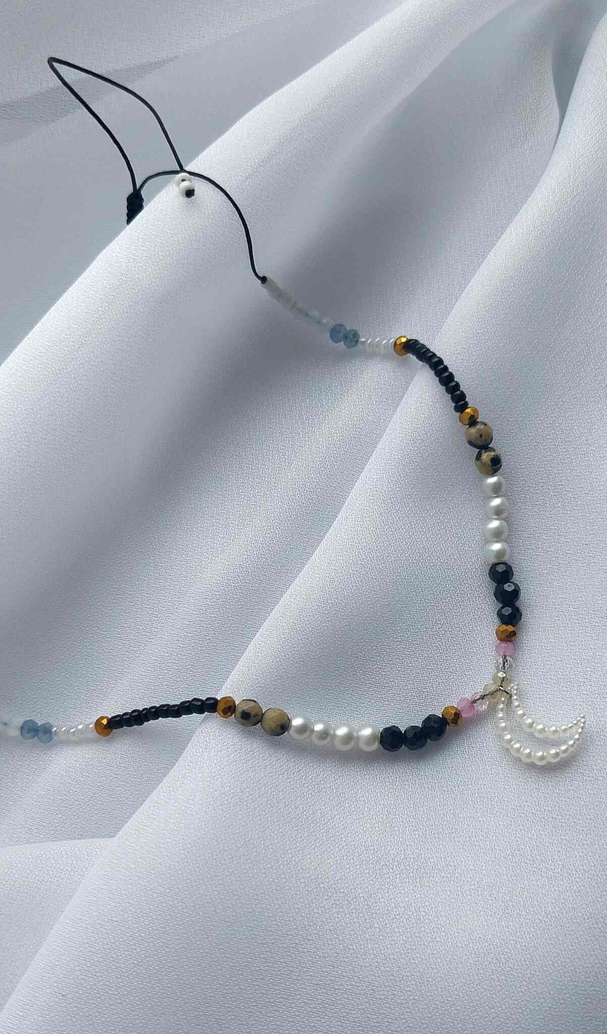 Grafika naszyjnik, z kamieni naturalnych i koralików szklanych, z zawieszką księżyca, handmade, afirmacja