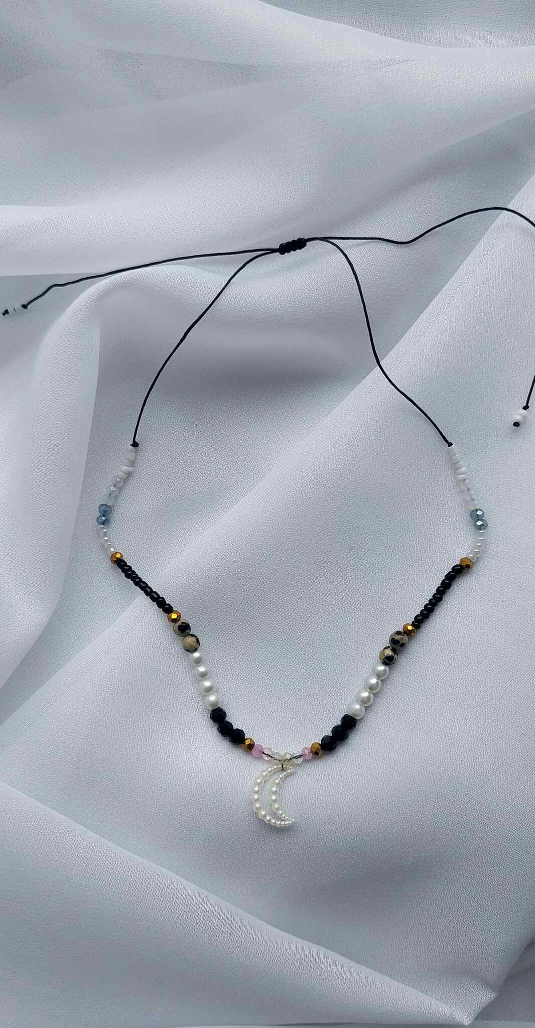 Grafika naszyjnik, z kamieni naturalnych i koralików szklanych, z zawieszką księżyca, handmade, afirmacja