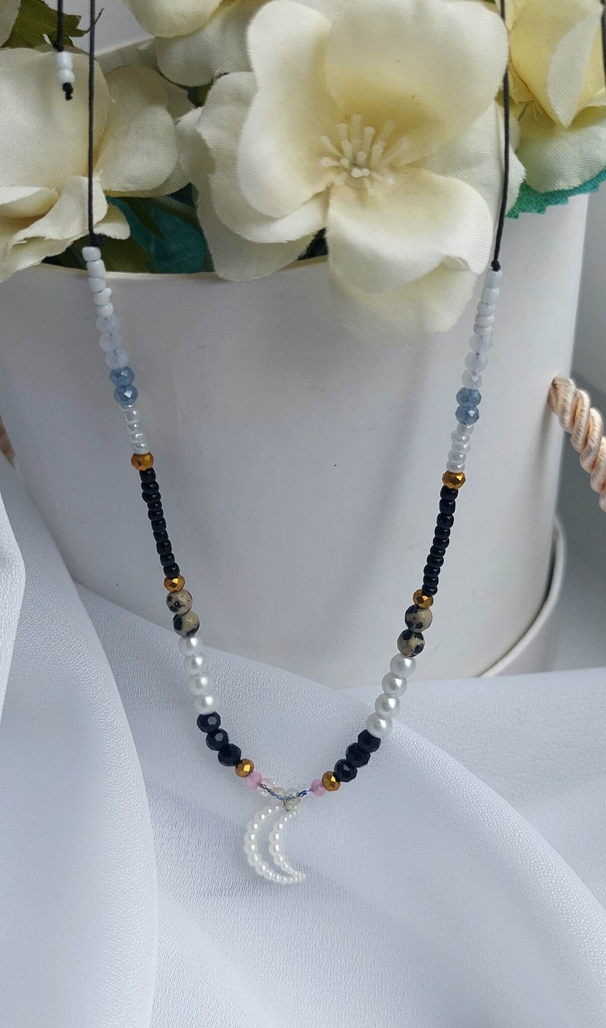 Grafika naszyjnik, z kamieni naturalnych i koralików szklanych, z zawieszką księżyca, handmade, afirmacja