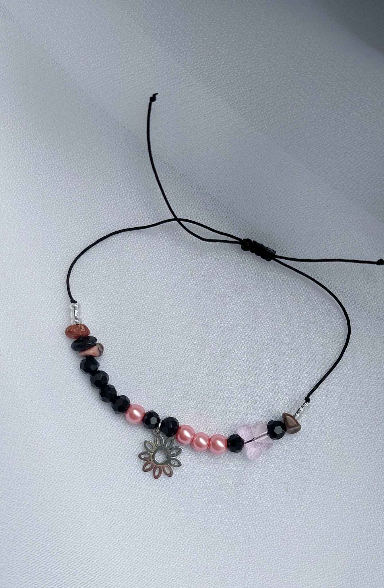 grafika bransoletki wiosennej, kwiatek, motyl, kamienie naturalne, afirmacja