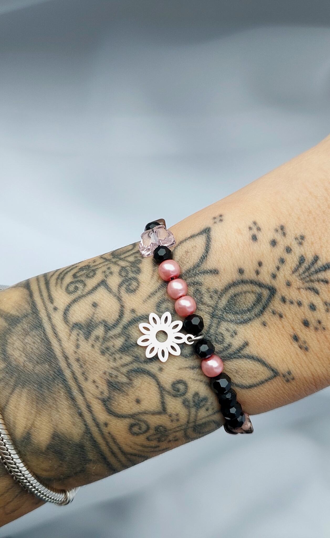 grafika bransoletki wiosennej, kwiatek, motyl, kamienie naturalne, afirmacja