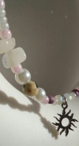 grafika naszyjnik, afirmacja, kamienie naturalne