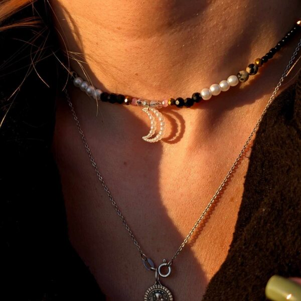 Grafika naszyjnik, z kamieni naturalnych i koralików szklanych, z zawieszką księżyca, handmade, afirmacja